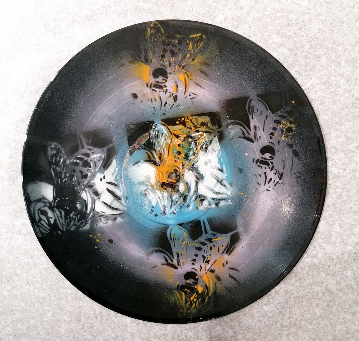 Sculpture de ARTISTE OUVRIER a pour titre BLURY BEES style figuratif dim : ARTISTE OUVRIERprix:200