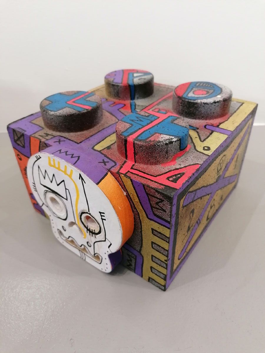 Sculpture de TAREK a pour titre CUBE LEGO 2 style graphique dim : TAREKprix:90
