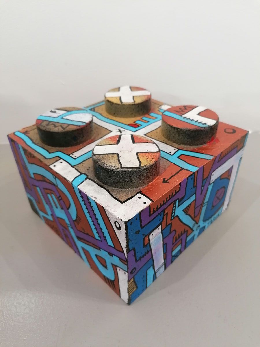 Sculpture de TAREK a pour titre CUBE LEGO 3 style graphique dim : TAREKprix:90