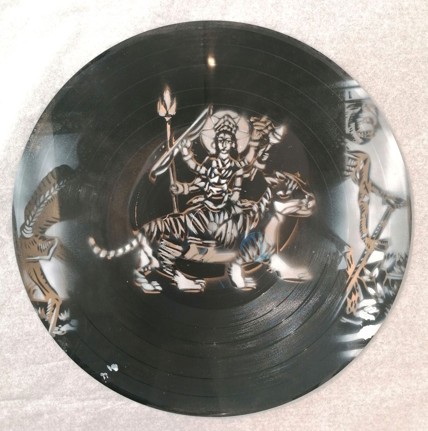 Sculpture de ARTISTE OUVRIER a pour titre DURGA style figuratif dim : ARTISTE OUVRIERprix:200