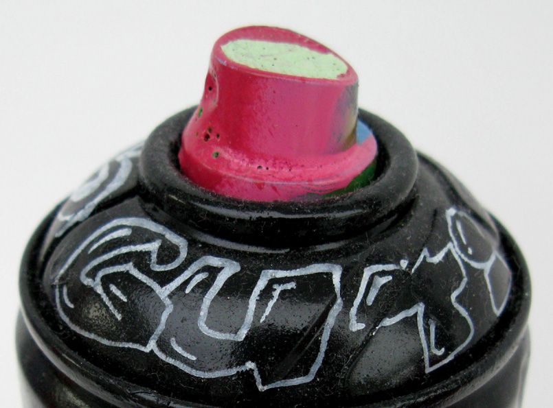 Sculpture de GUTI a pour titre GUTI Spray noir style graffiti, street art dim : GUTIprix:60