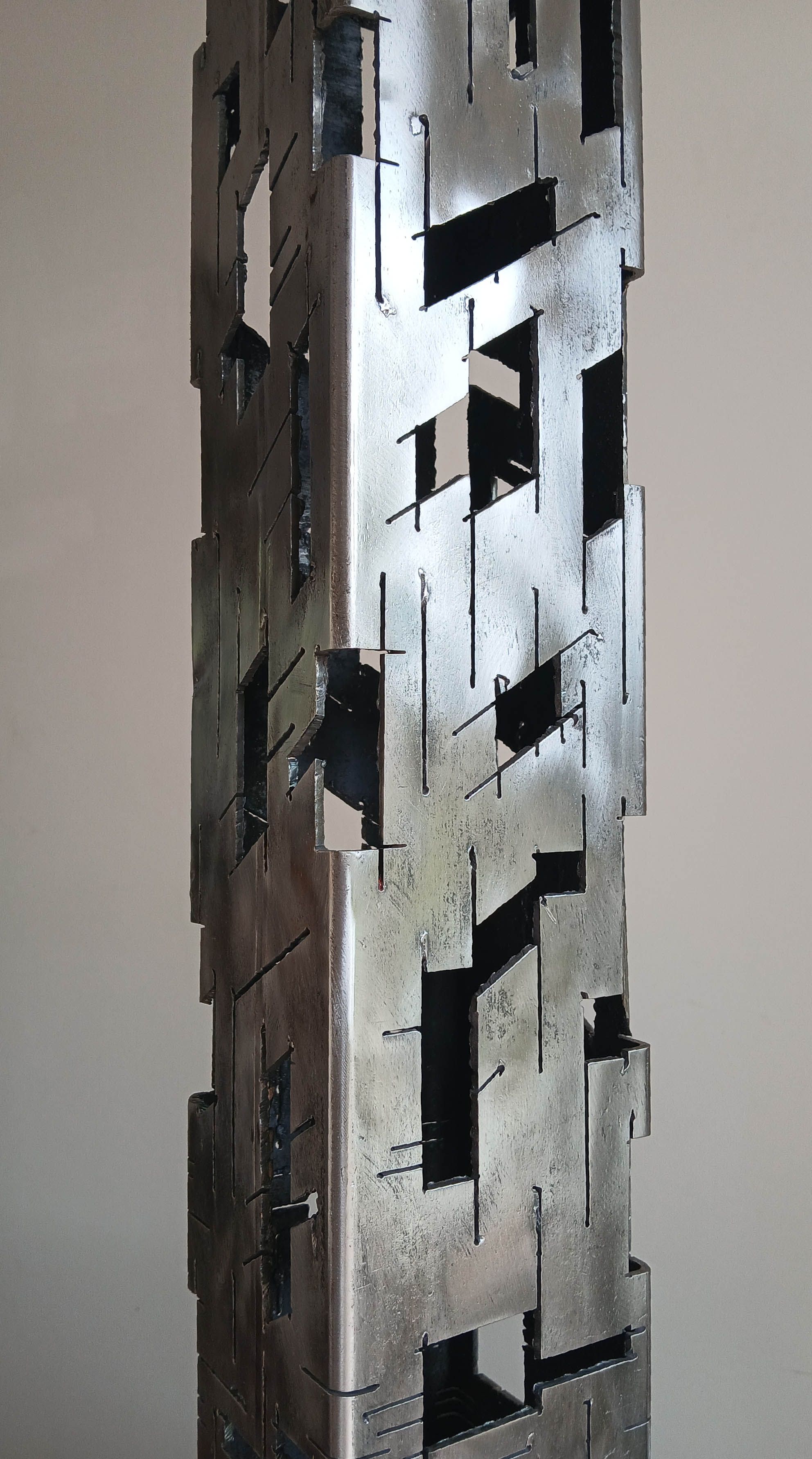 Sculpture de JEROME POUMES a pour titre Building 23 style graphique dim : JEROME POUMESprix:1500