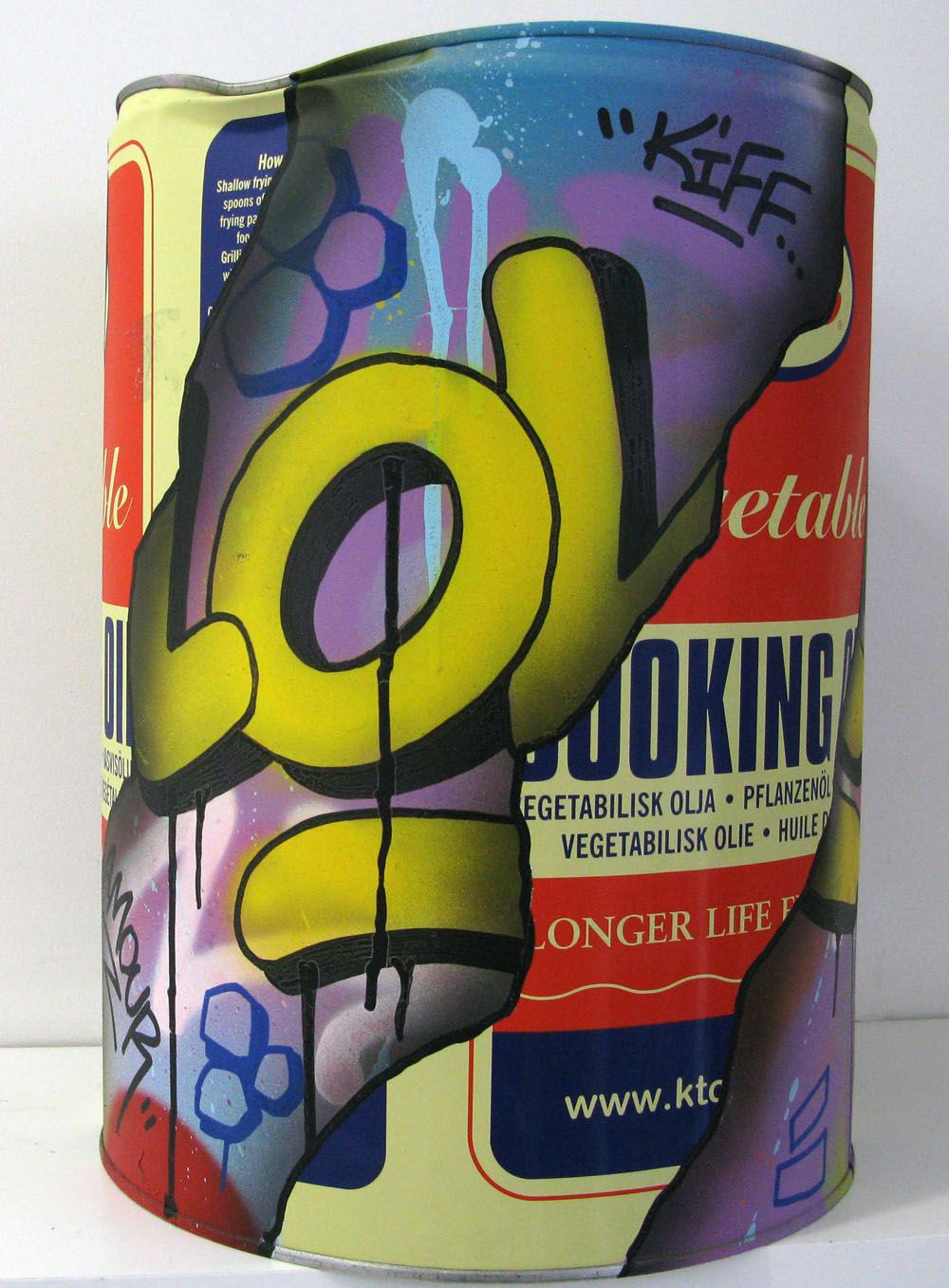 Sculpture de KENY a pour titre LOVE IT style graffiti, street art dim : KENYprix:350
