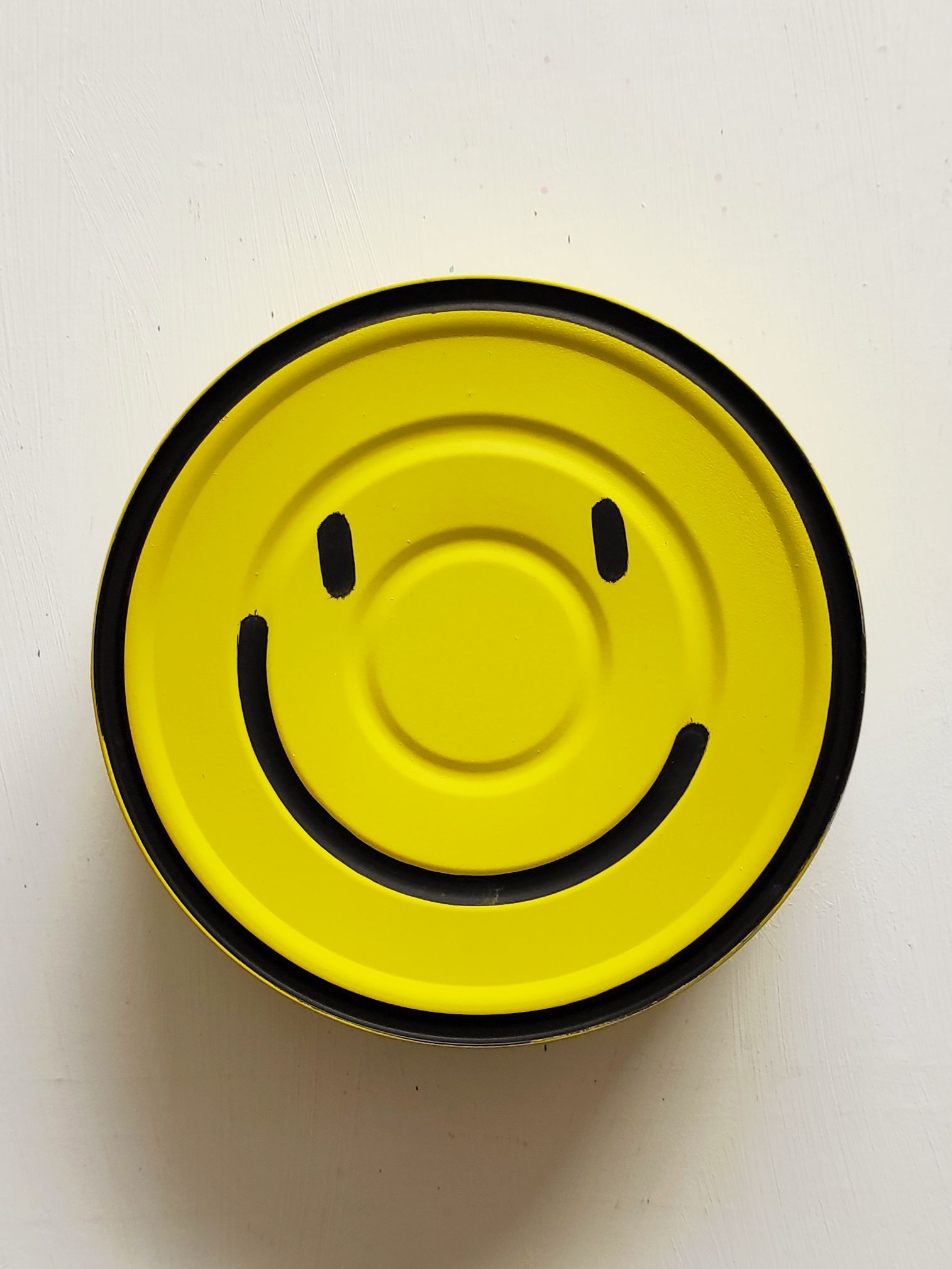 Sculpture de ME LATA a pour titre IN SMILE style graffiti, street art dim : ME LATAprix:160