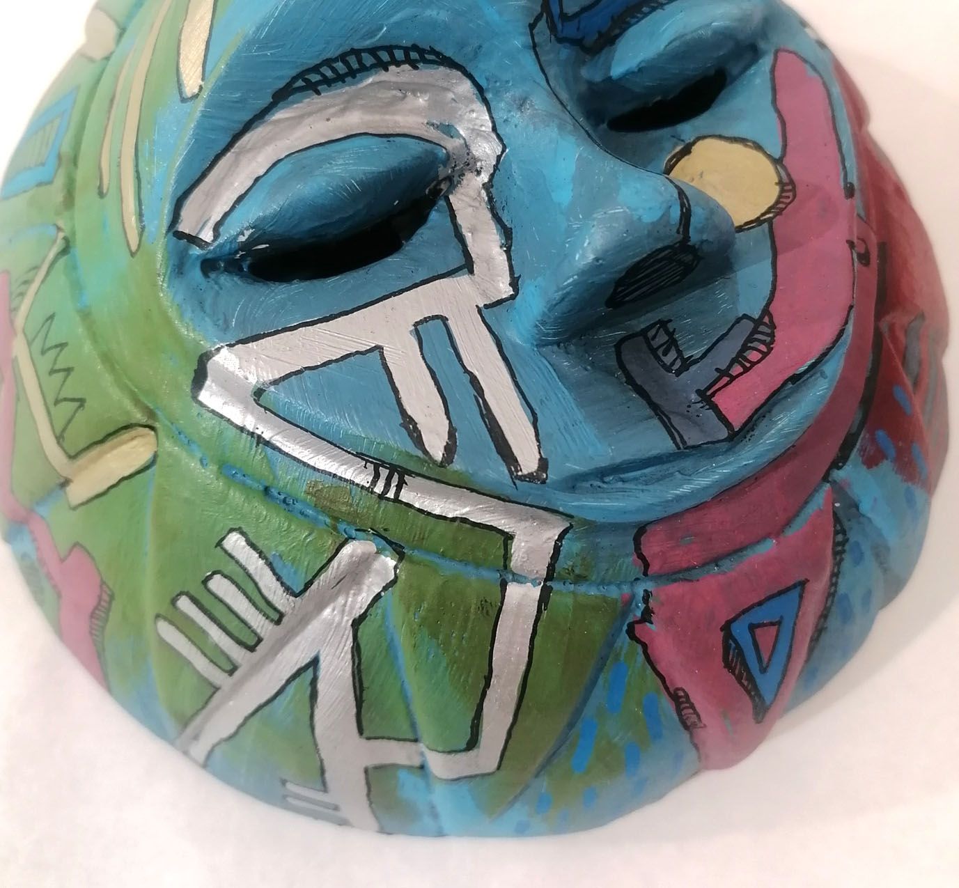 Sculpture de TAREK a pour titre Masque rond style graphique dim : TAREKprix:300