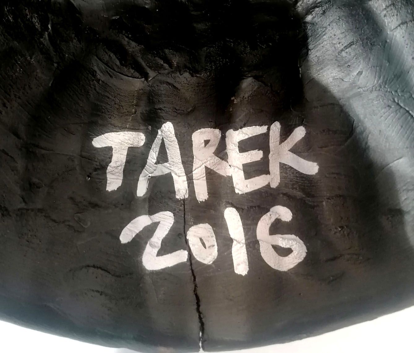 Sculpture de TAREK a pour titre Masque rond style graphique dim : TAREKprix:300