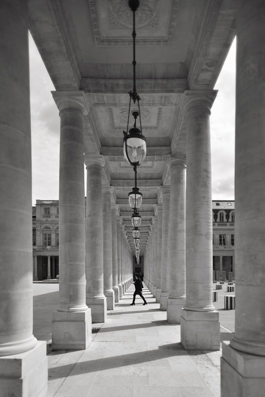 Photo de DOV ADJEDJ a pour titre COLONADE style figuratif dim : DOV ADJEDJprix:60
