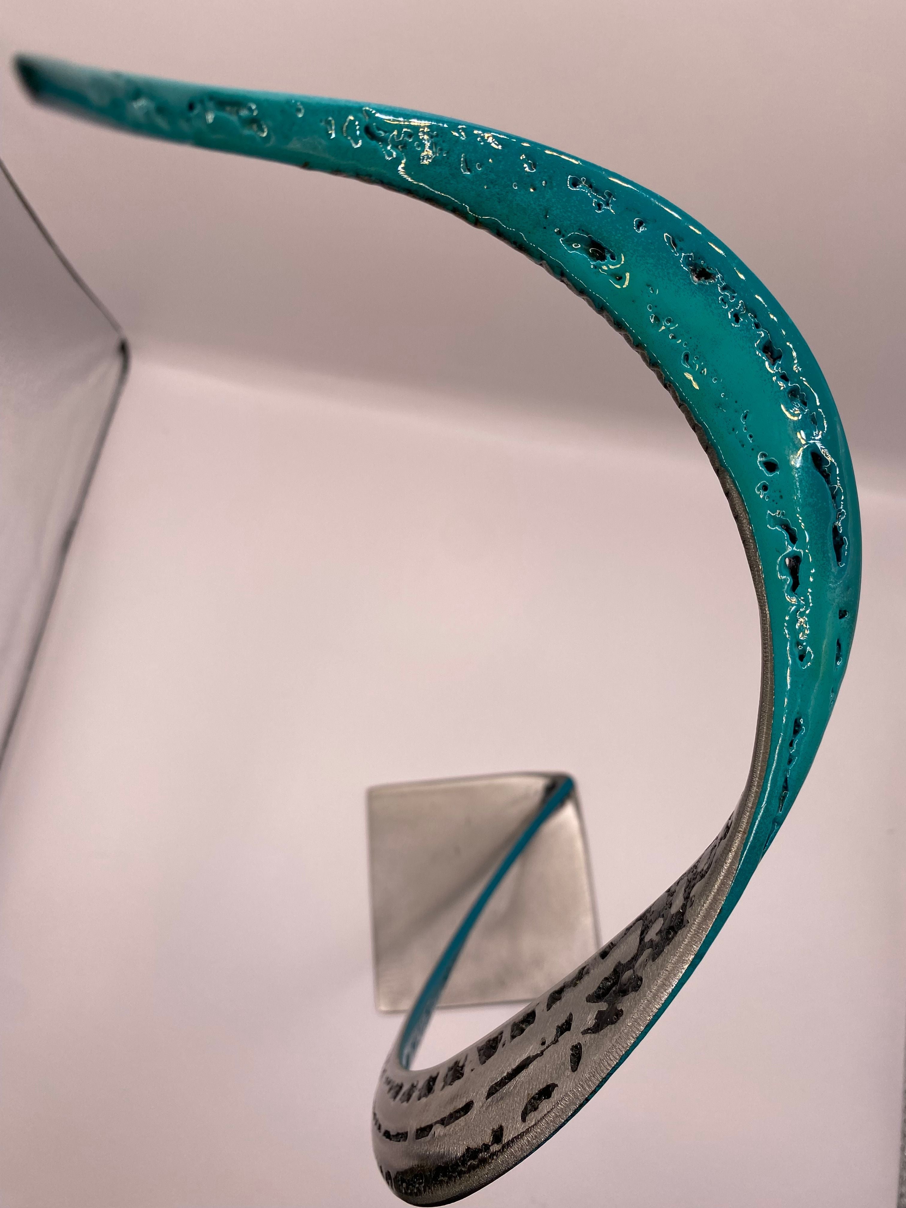 Sculpture de SERGE GUARNIERI a pour titre RIBBON BLUE style no dim : SERGE GUARNIERIprix:130
