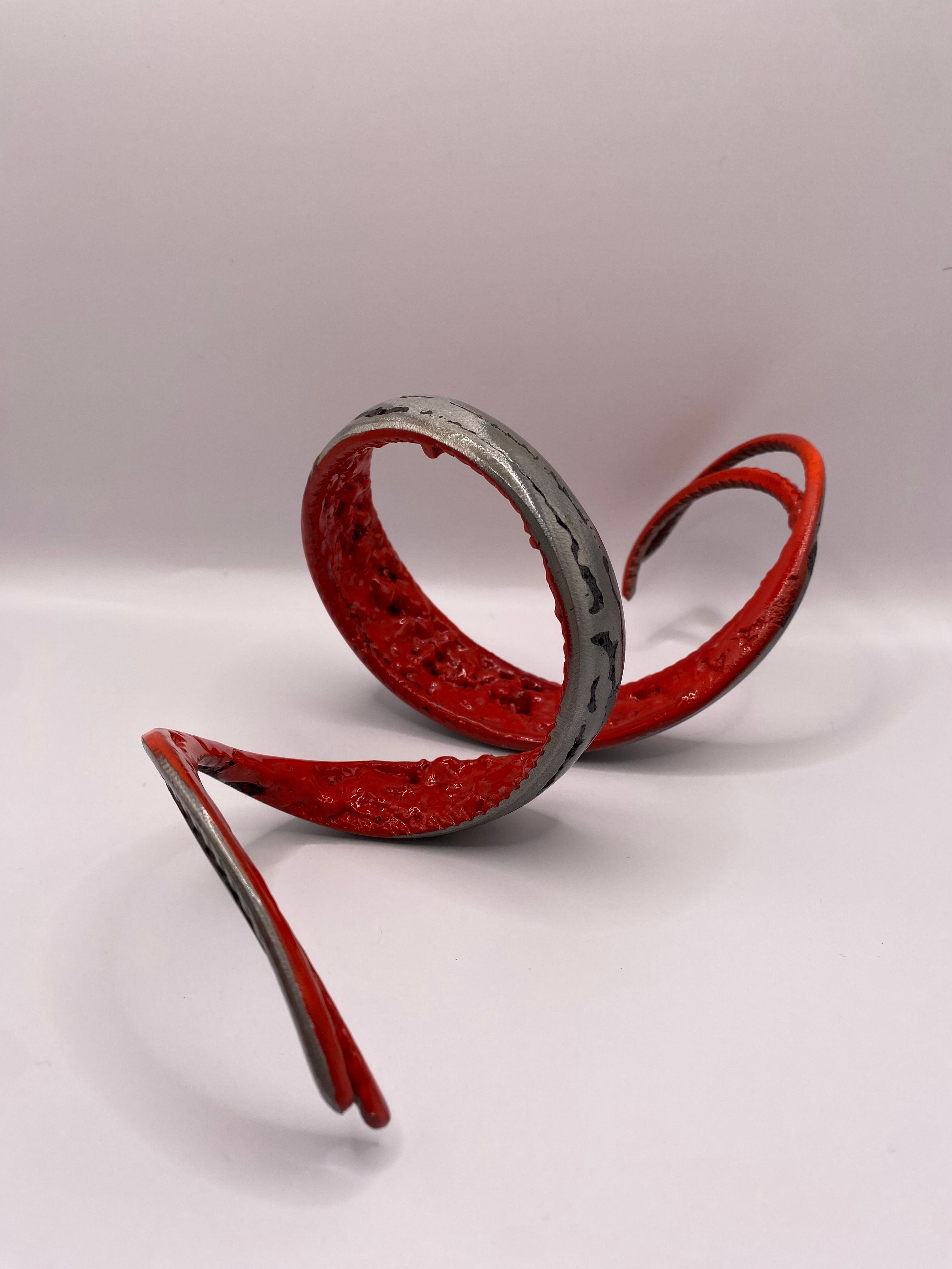 Sculpture de SERGE GUARNIERI a pour titre SPIRALE ROUGE style no dim : SERGE GUARNIERIprix:130