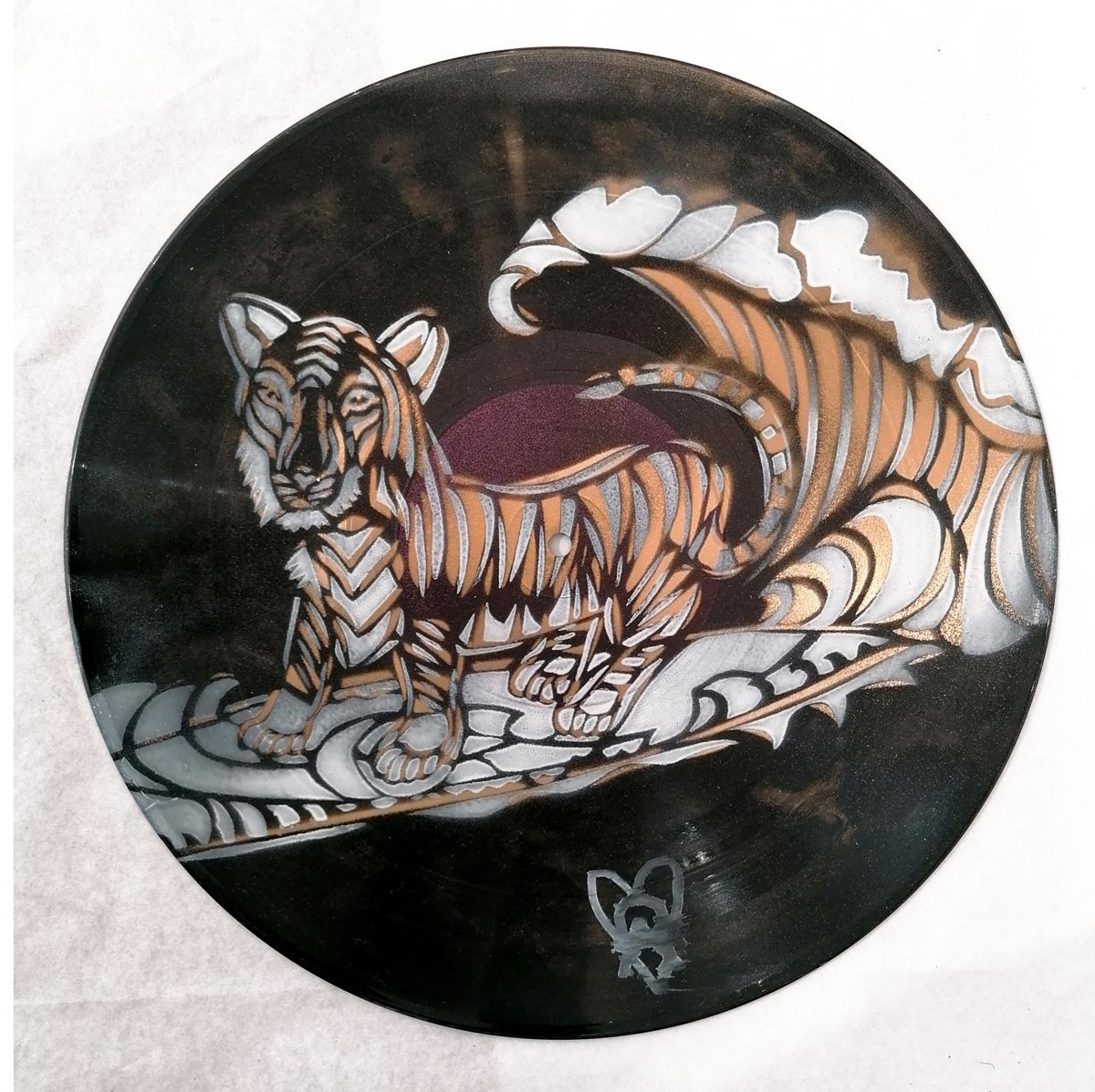 Sculpture de ARTISTE OUVRIER a pour titre SURFIN TIGER style figuratif dim : ARTISTE OUVRIERprix:200