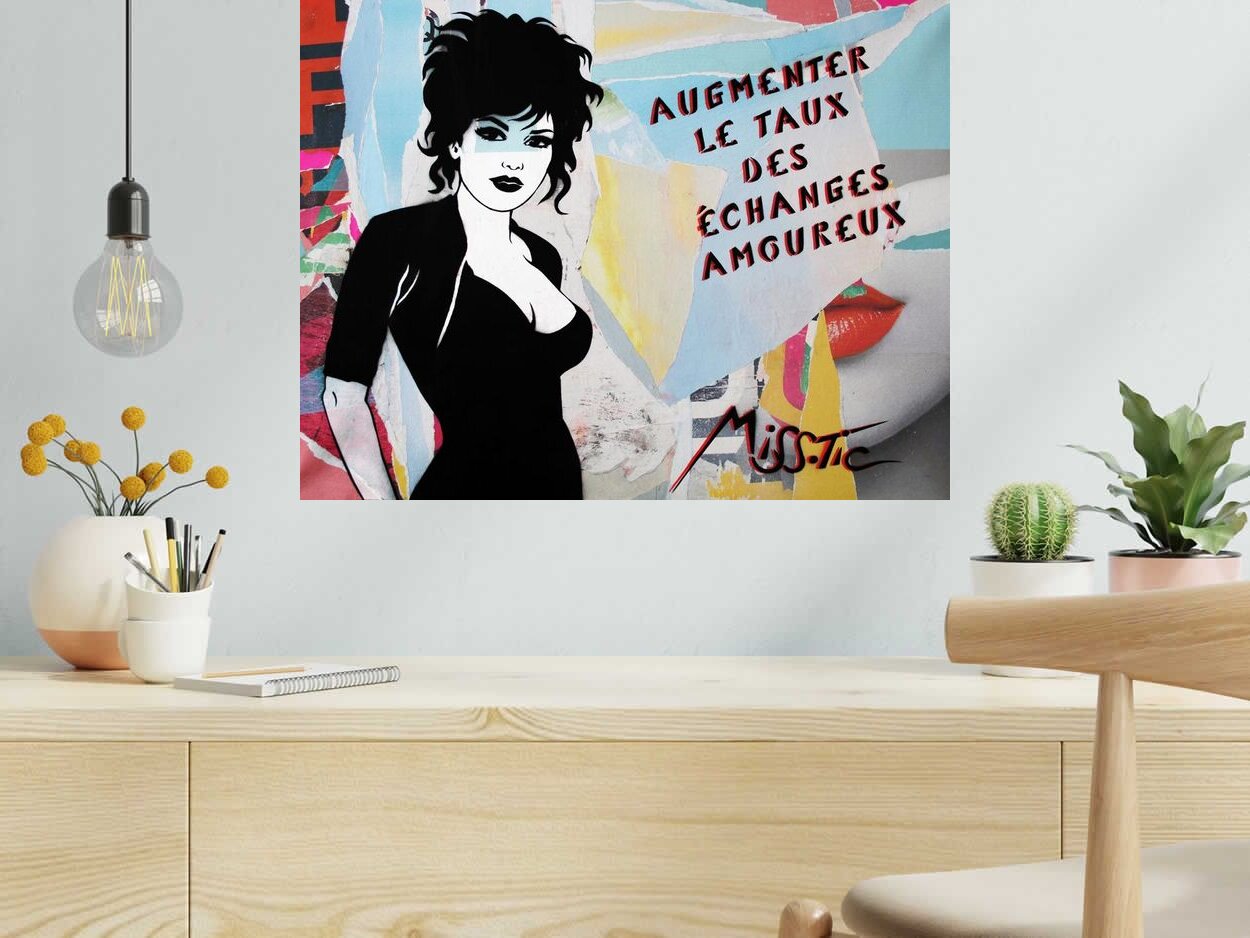 Estampe AUGMENTER LE TAUX DES ECHANGES AMOUREUX de MISS TIC dans un intérieur – 65 × 50 cm