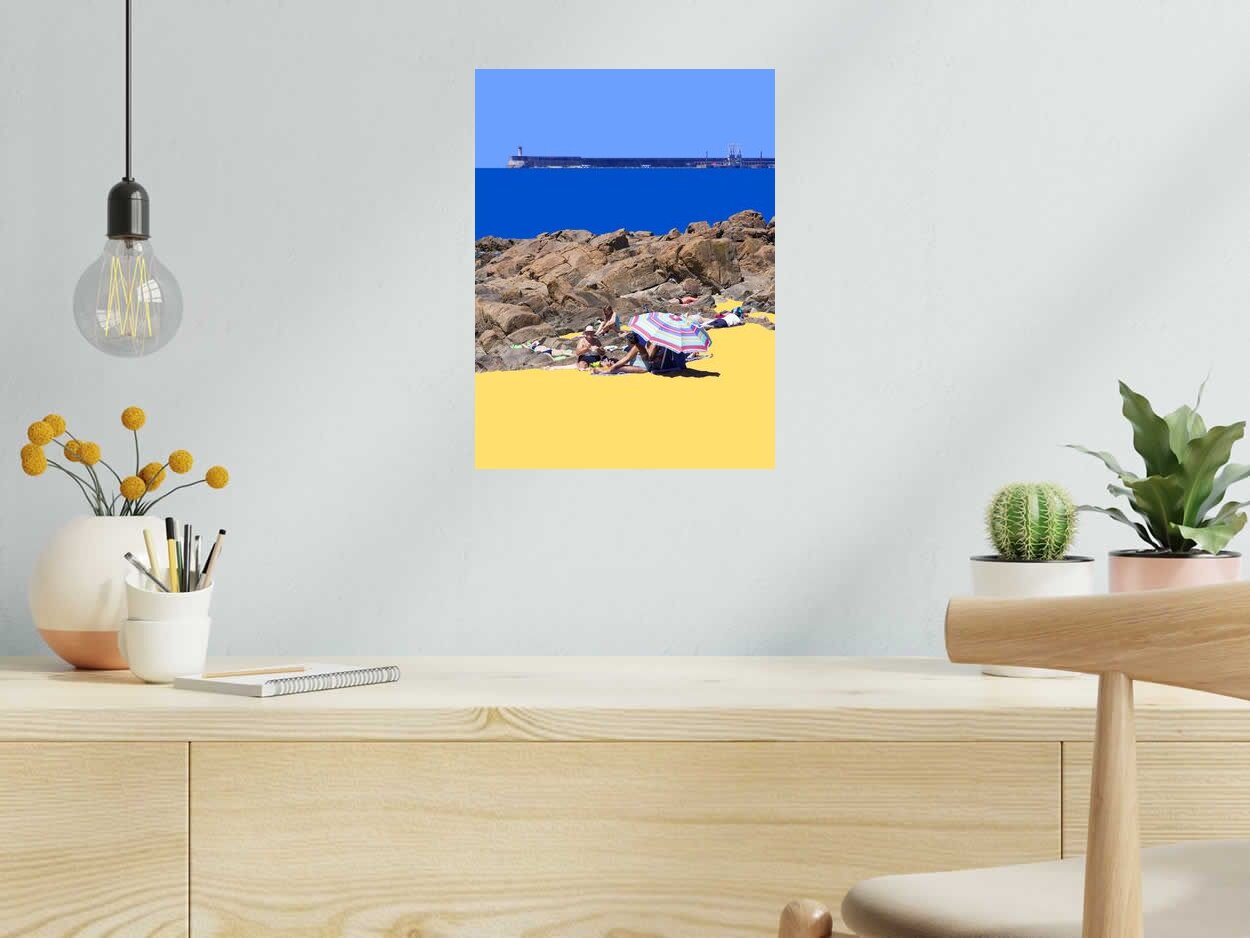 Estampe LA PLAGE DE PORTO de GILLES INVERNIZZI dans un intérieur – 30 × 40 cm