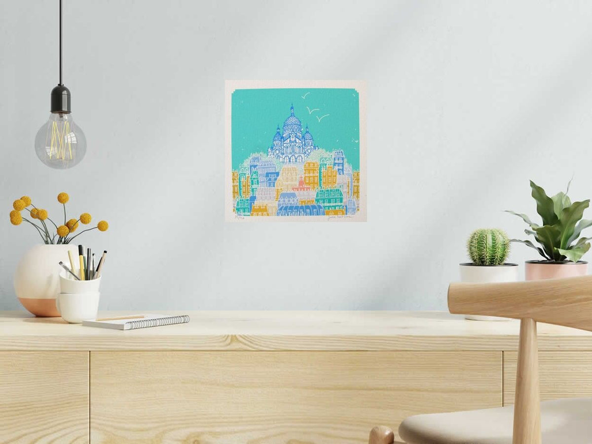 Estampe Dans les rues de Montmartre de JULIE ZEITLINE dans un intérieur – 30 × 30 cm