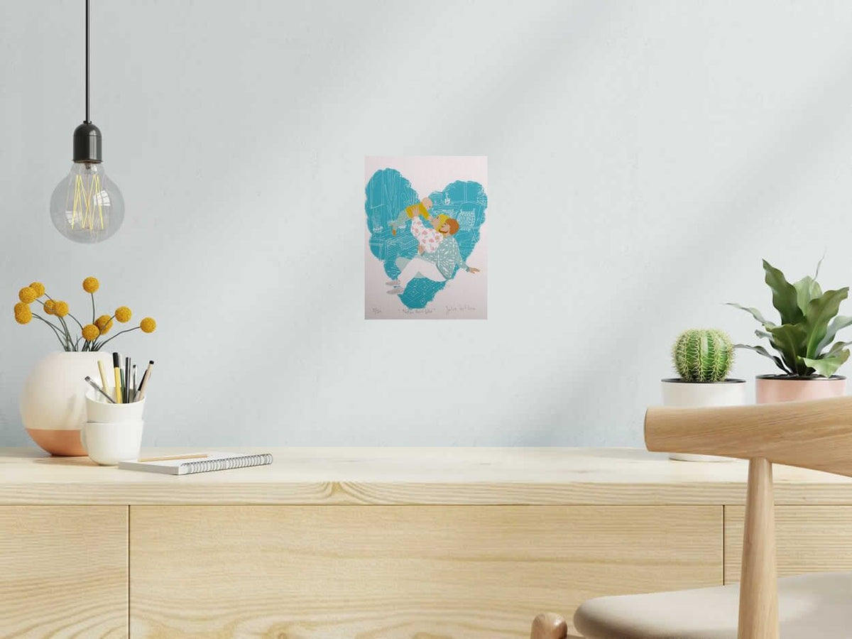 Estampe NOTRE PETIT BÉBÉ de JULIE ZEITLINE dans un intérieur – 18 × 24 cm