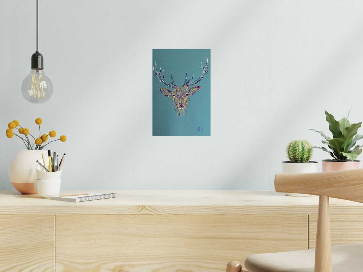 Estampe TETE DE CERF de MOX dans un intérieur – 20 × 30 cm