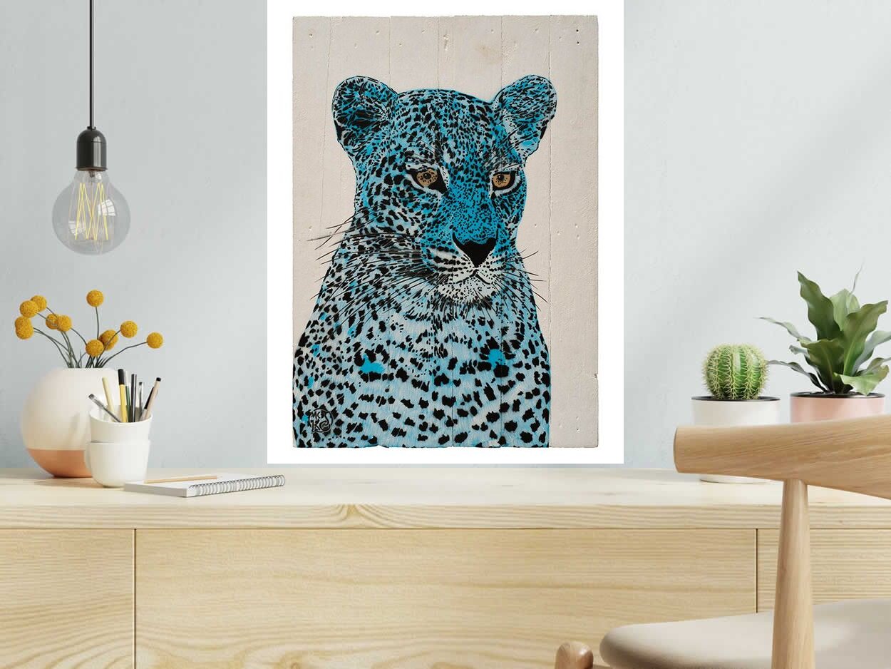 Estampe PANTHERE BLEU de MOSKO dans un intérieur – 5 × 65 cm