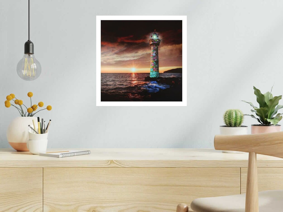 Estampe Sunset VS Lighthouse de BLACH dans un intérieur – 40 × 40 cm