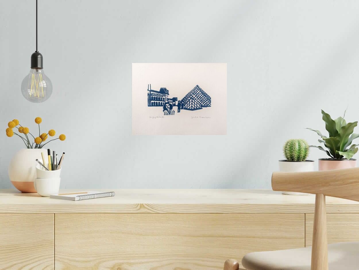 Gravure LES PYRAMIDES BLEU de JULIA CHAUSSON dans un intérieur – 33 × 25 cm