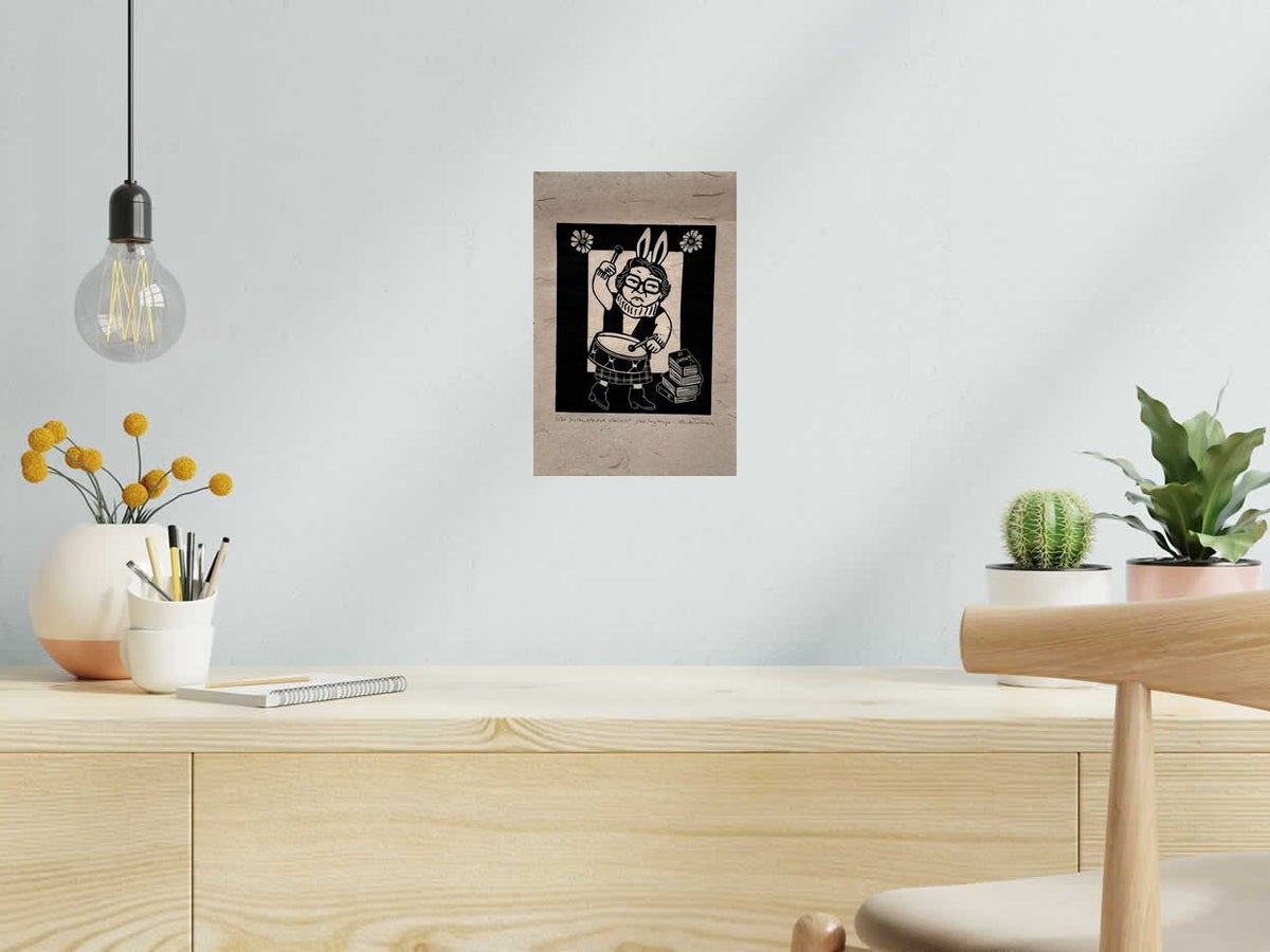 Linogravure Duras, elle dure vraiment plus longtemps de PHILIPPE ACHERMANN dans un intérieur – 30 × 20 cm