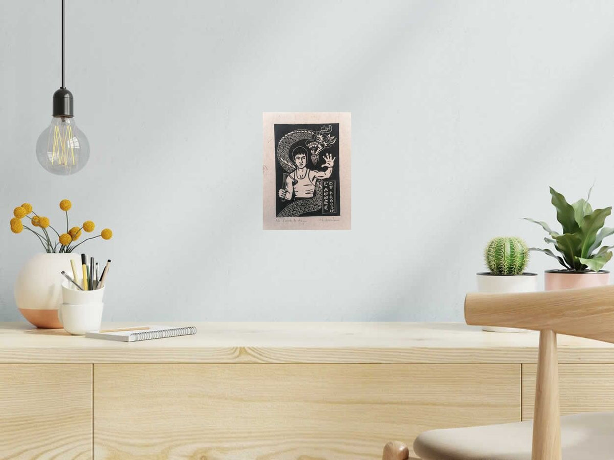 Linogravure L'ANNEE DU DRAGON de PHILIPPE ACHERMANN dans un intérieur – 18 × 24 cm