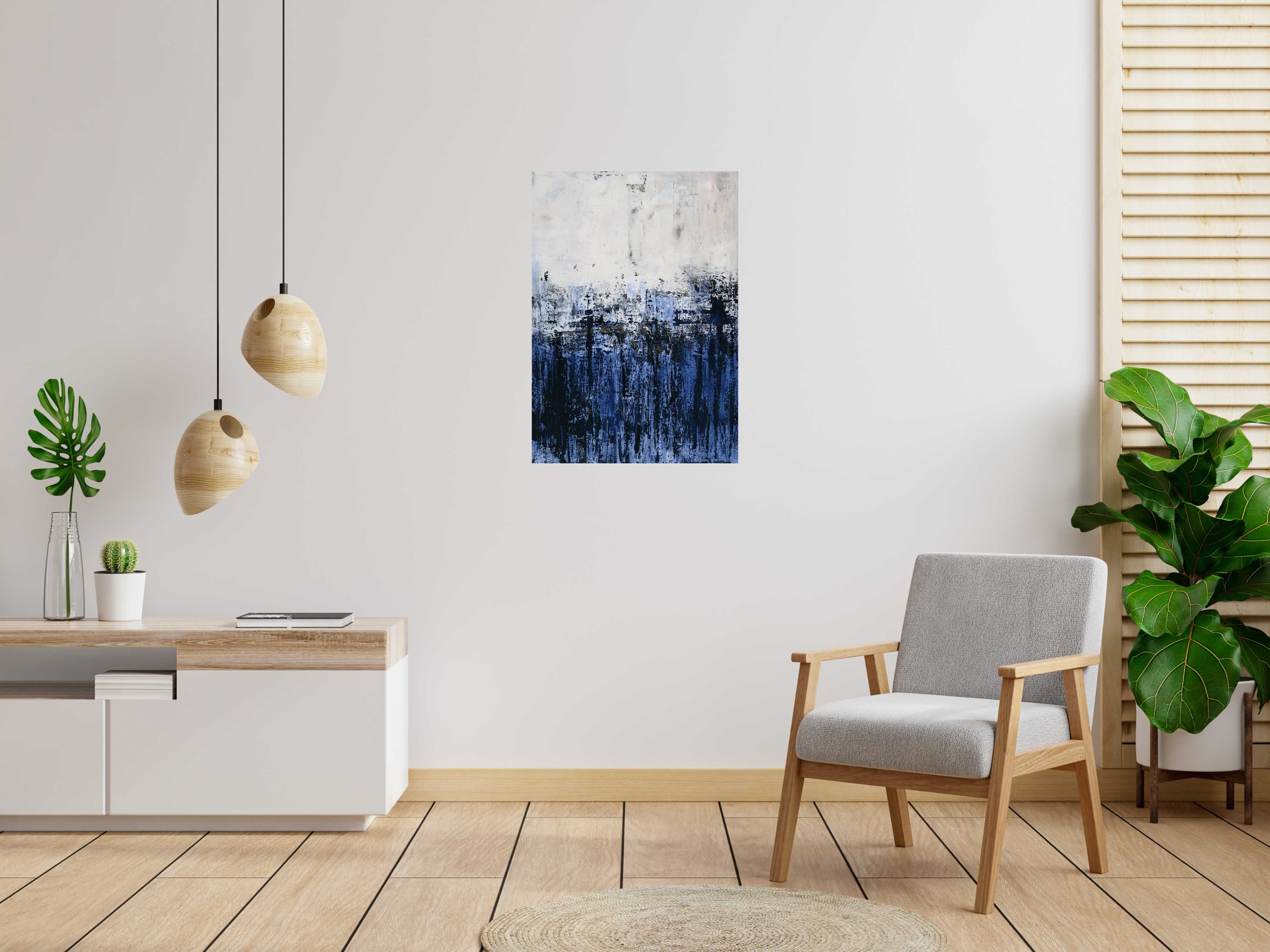 Peinture BLEU ET BLANC 1 de TANIA CARRARA dans un intérieur – 65 × 92 cm