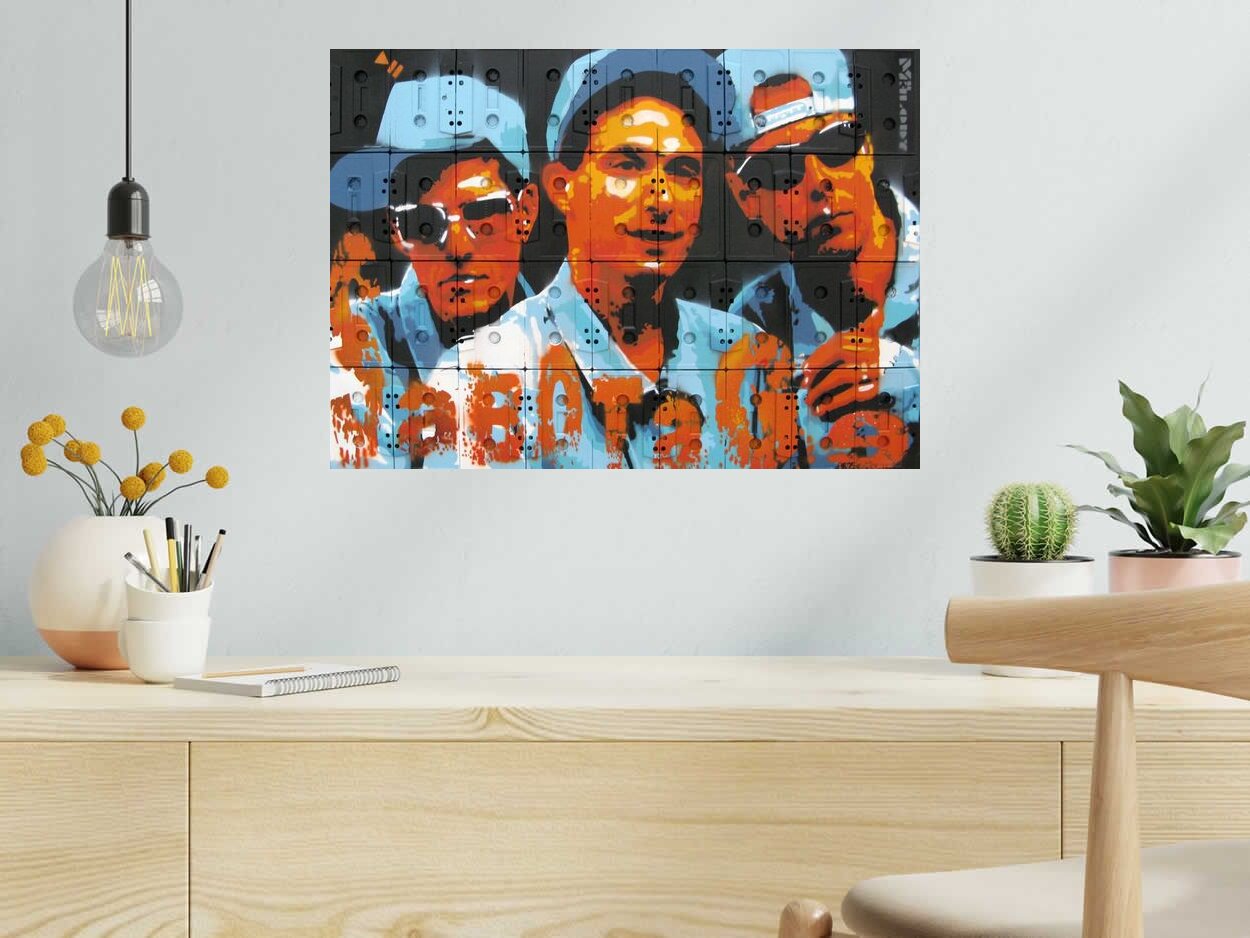 Peinture B.BOYS de MR MELODY dans un intérieur – 59 × 42 cm