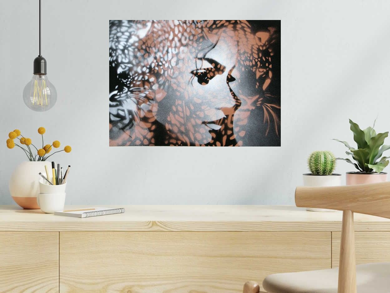Peinture Joséphine pensée feline de KARO TRASS dans un intérieur – 55 × 40 cm
