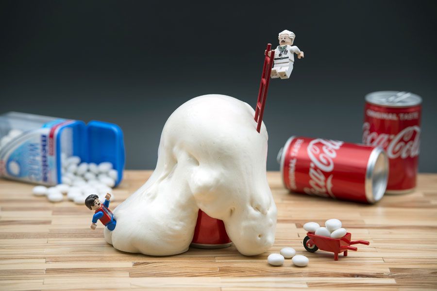 Photographie graphique petit format COLA + MENTOS – SAMSOFY – 24 × 36 cm