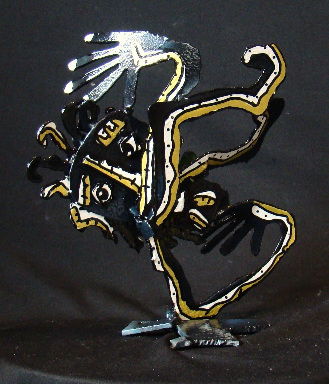 Sculpture de MICHADU a pour titre Quand est-ce-que tout bascule? style graphique dim : MICHADUprix:700