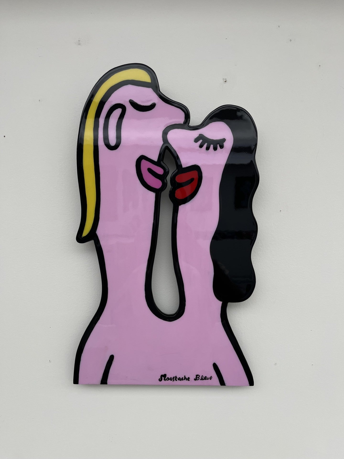 Sculpture figuratif petit format rose Together in Love – MOUSTACHE BLEUE – 44 × 26 cm