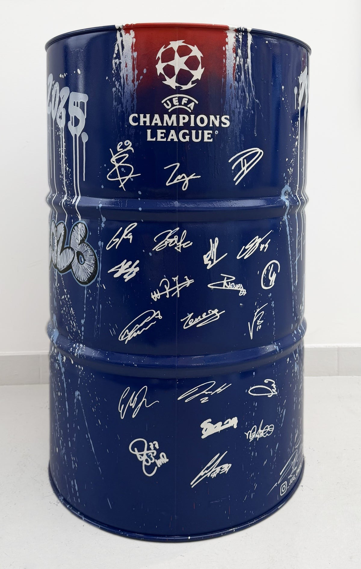Sculpture Baril PSG de JUG dans un intérieur – 58 × 94 cm