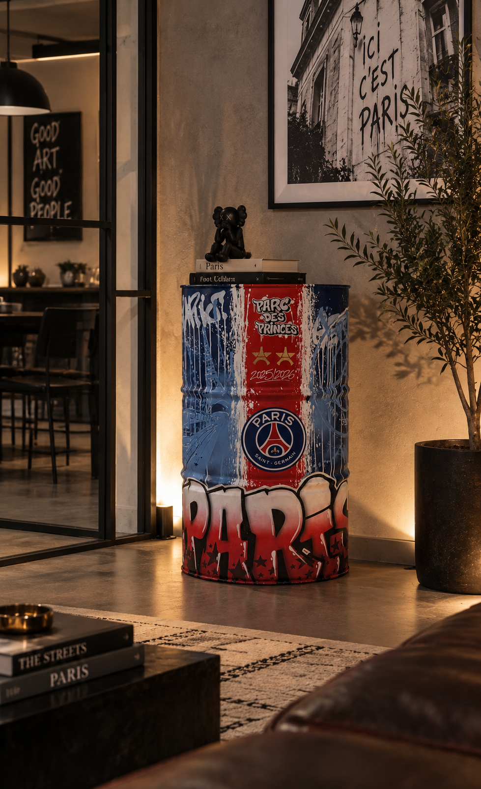 Sculpture Baril PSG de JUG dans un intérieur – 58 × 94 cm