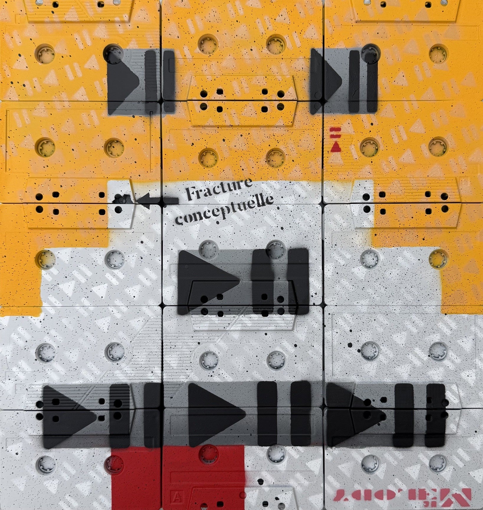 Sculpture en cassettes audio à l'aérosol et technique mixte représentant Mr Oizo, de MR MELODY, 30 x 32 cm