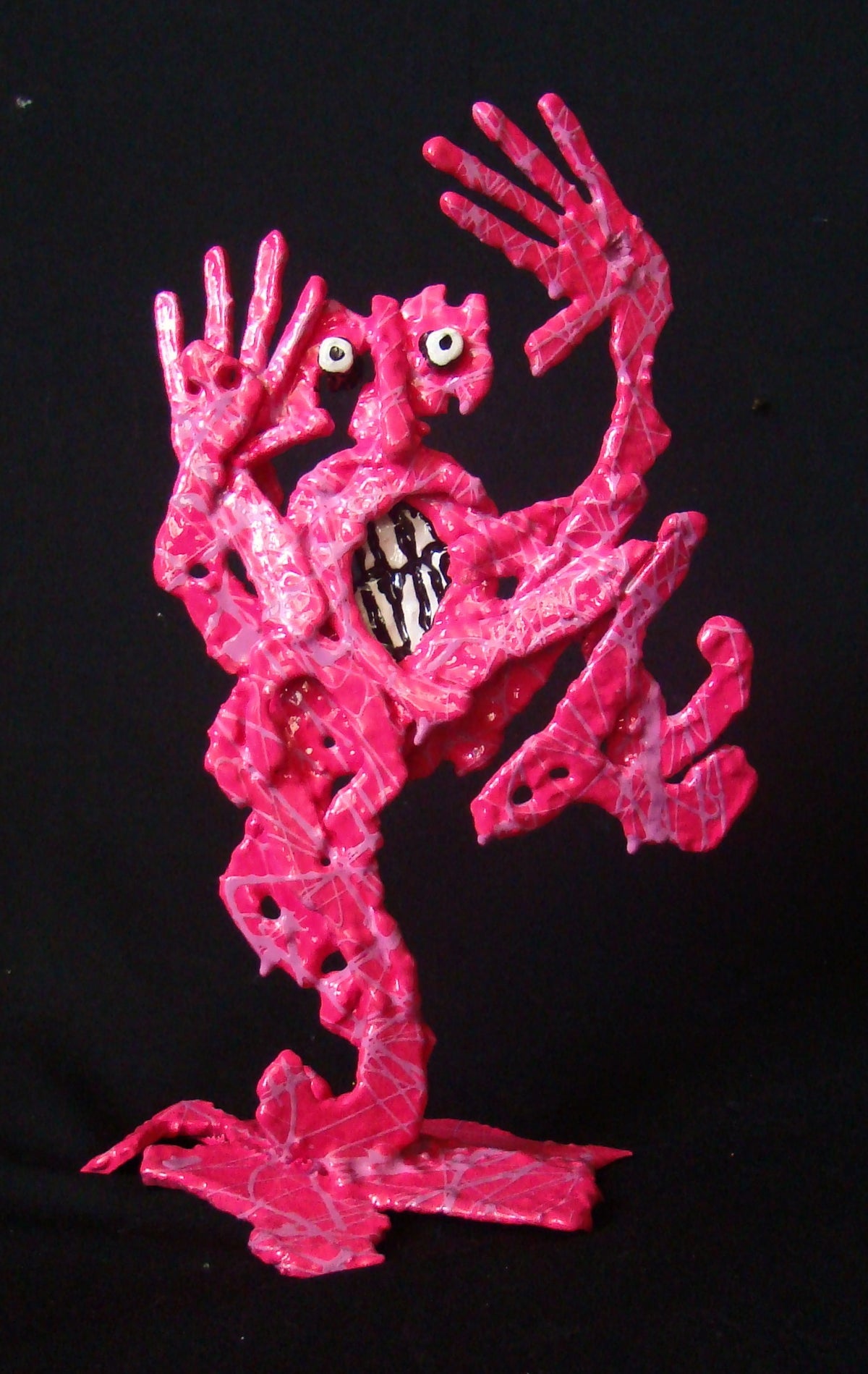 Sculpture en technique mixte sur métal rose de MICHADU, petit format 20 x 34 cm