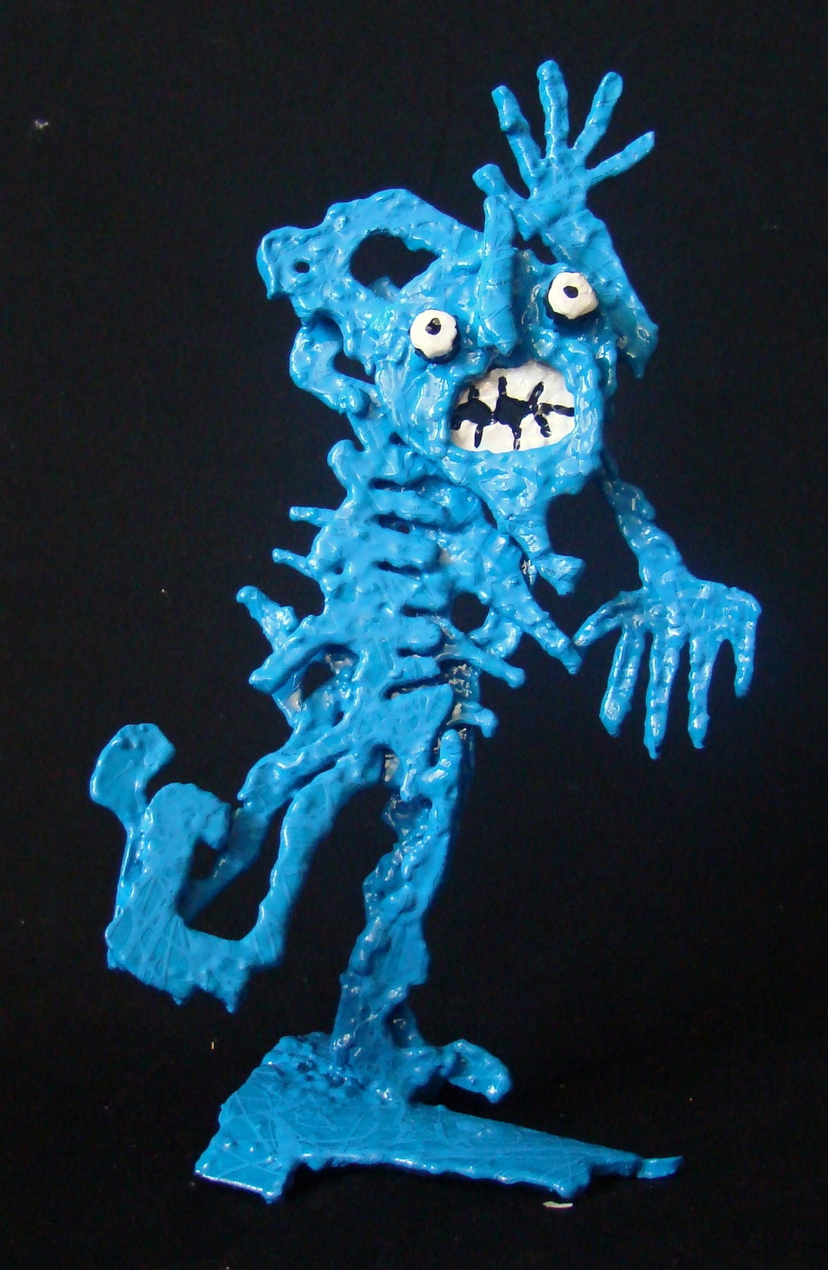 Sculpture en technique mixte sur métal bleu de MICHADU, petit format 20 x 34 cm