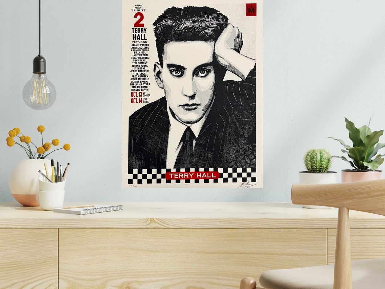 Serigraphie MUSACK Terry Hall Tribute de OBEY : SHEPARD FAIREY dans un intérieur – 46 × 61 cm