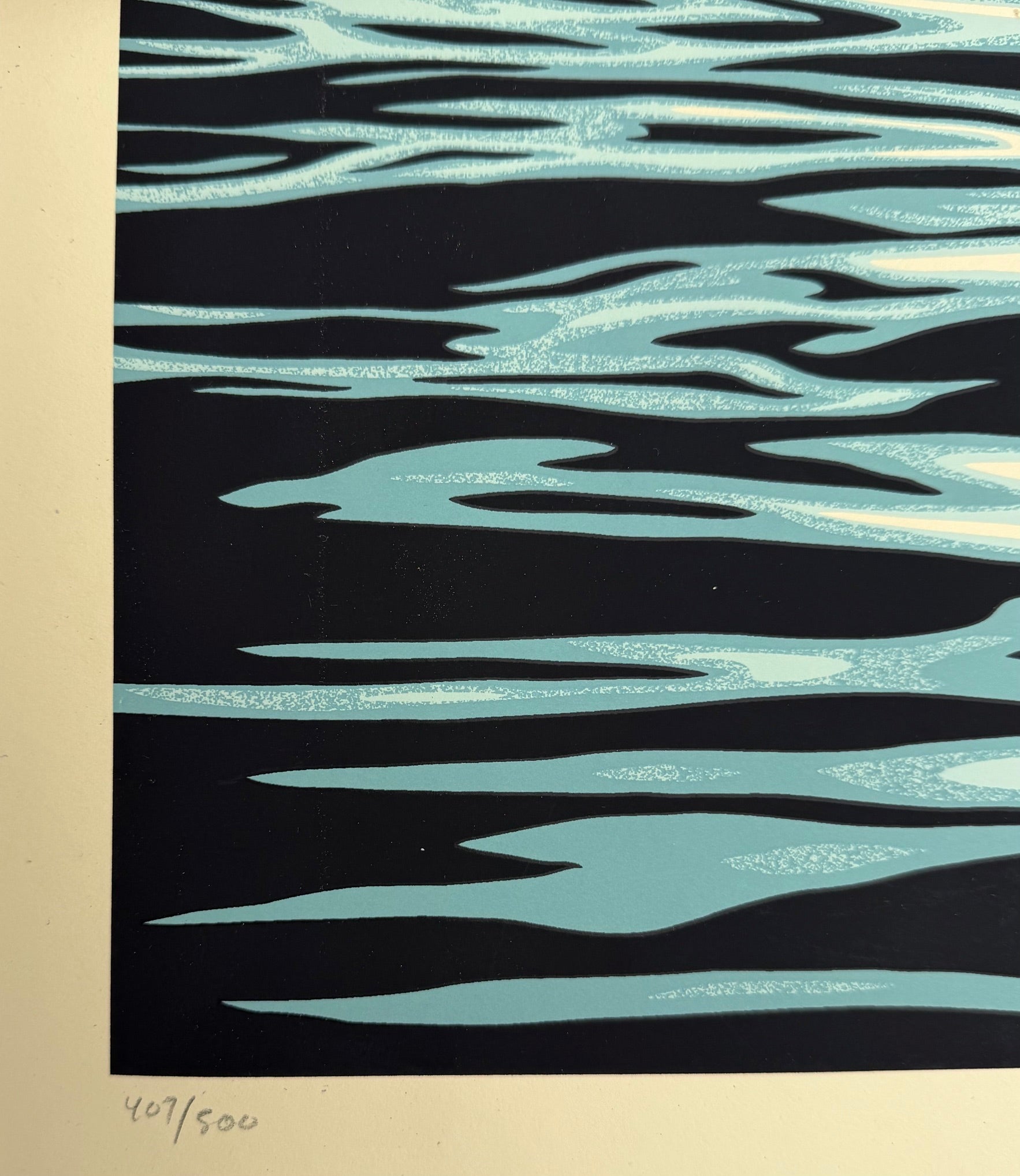 Serigraphie Ominous Ripples de OBEY : SHEPARD FAIREY dans un intérieur – 61 × 92 cm