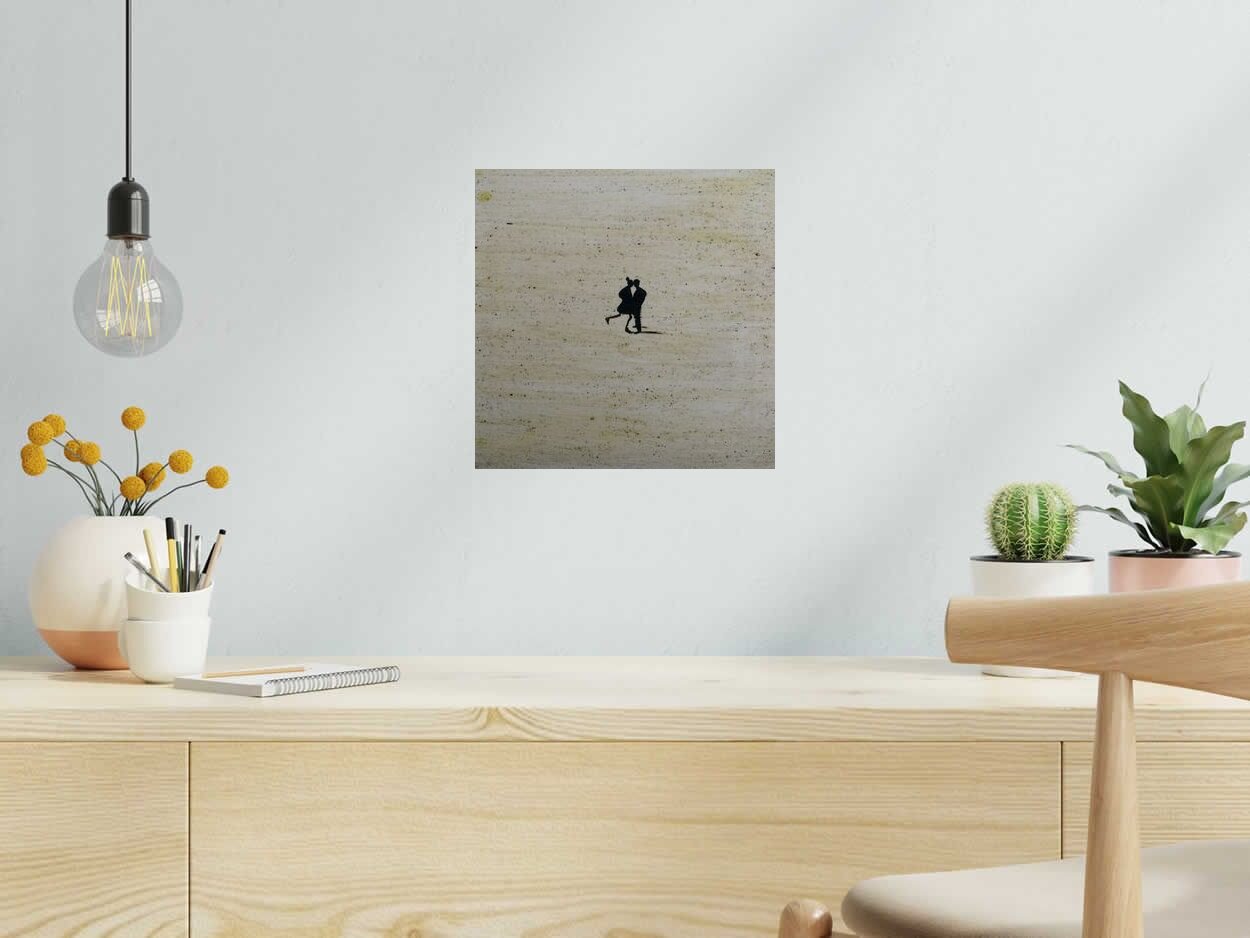 Tableau Couple - Barcelona 2025 de MARCOS ZRIHEN NOWOTNY dans un intérieur – 30 × 30 cm