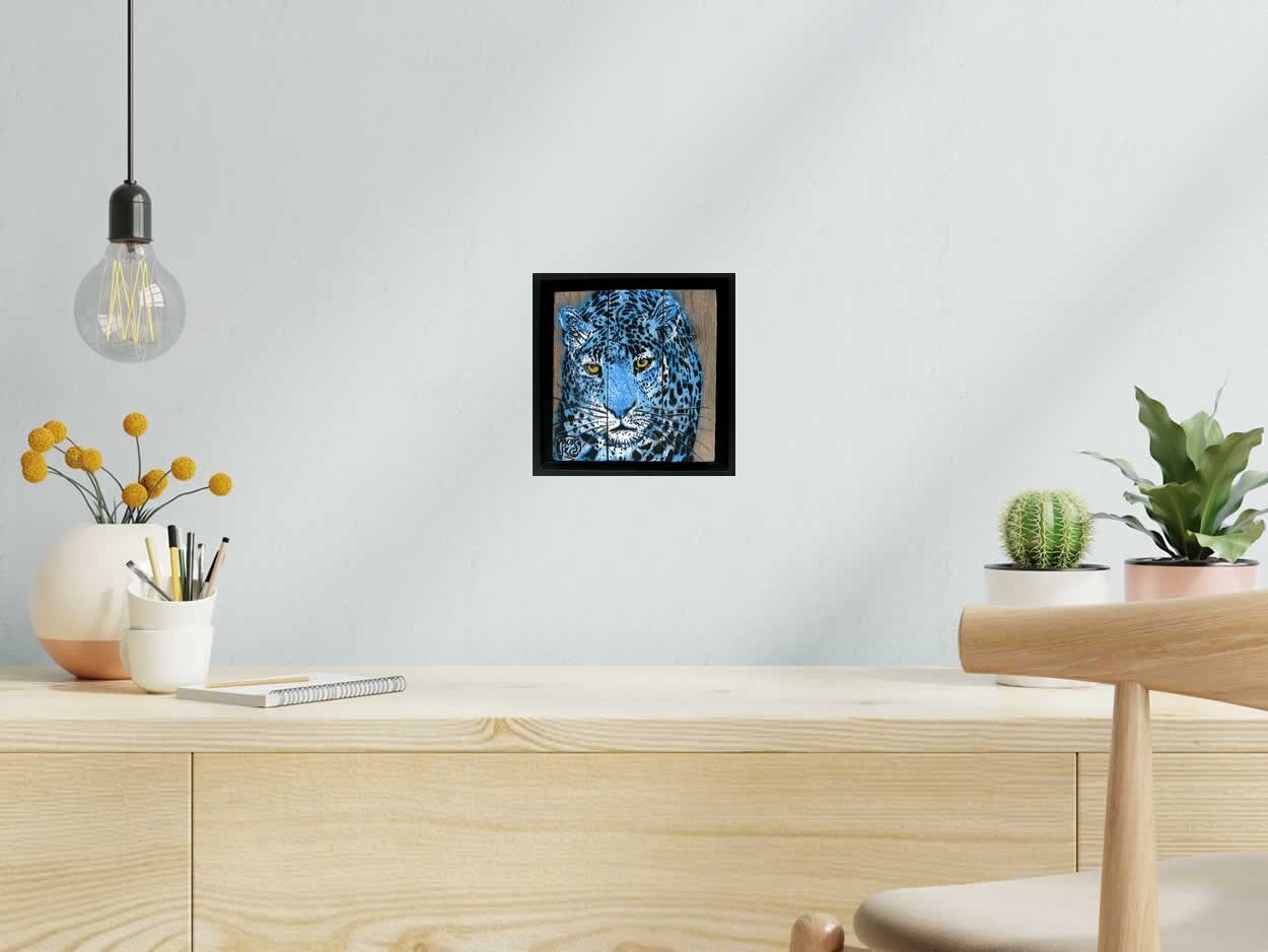 Tableau LEOPARD BLEU DE FACE de MOSKO dans un intérieur – 20 × 20 cm