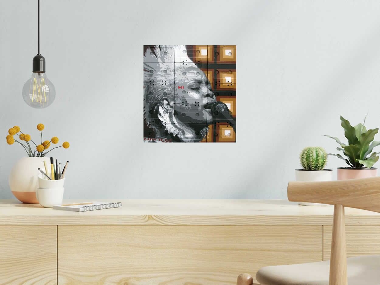 Tableau Pièce unique STREET ART: ERIKAH de MR MELODY dans un intérieur – 30 × 32 cm