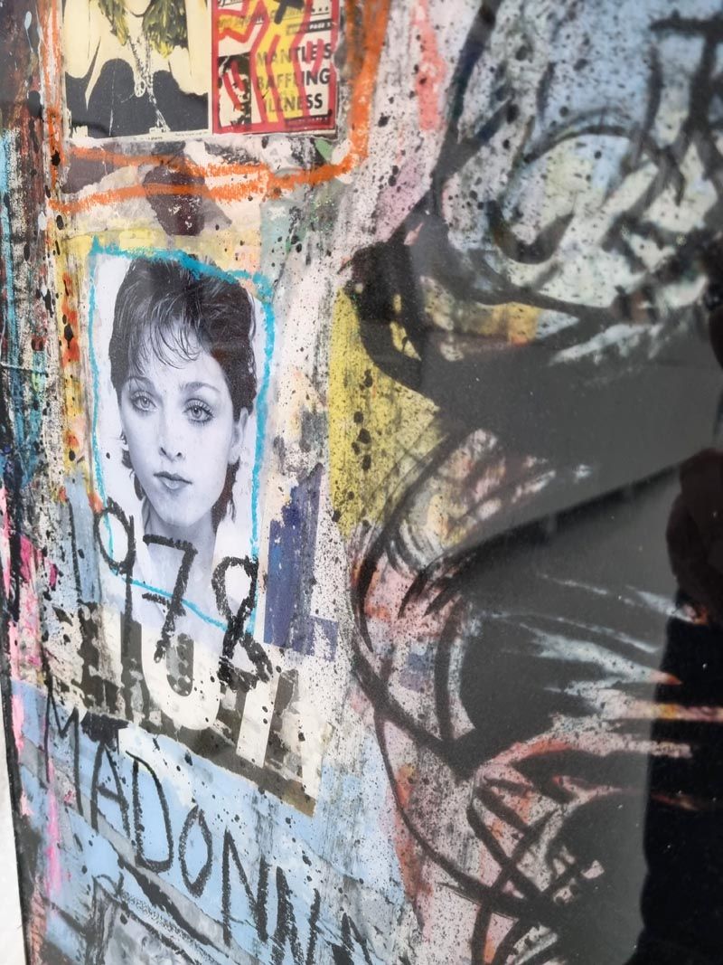 Tableau de THIERRY RASINE a pour titre I'm not ashamed Madonna style street pop art, street art dim : THIERRY RASINEprix:1200