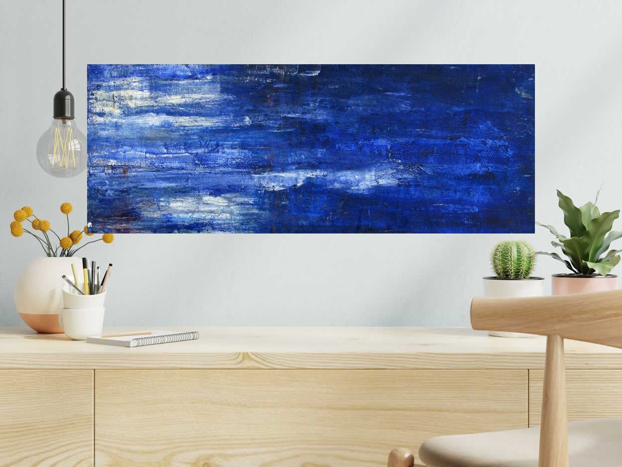 Toile Bleu marine de PASCALE JACQUEMOND dans un intérieur – 34 × 90 cm