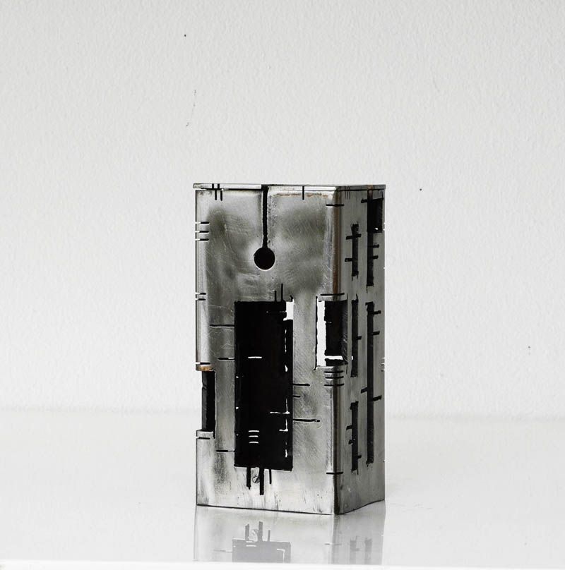 Sculpture de JEROME POUMES a pour titre  Building 28 style graphique dim : JEROME POUMESprix:450