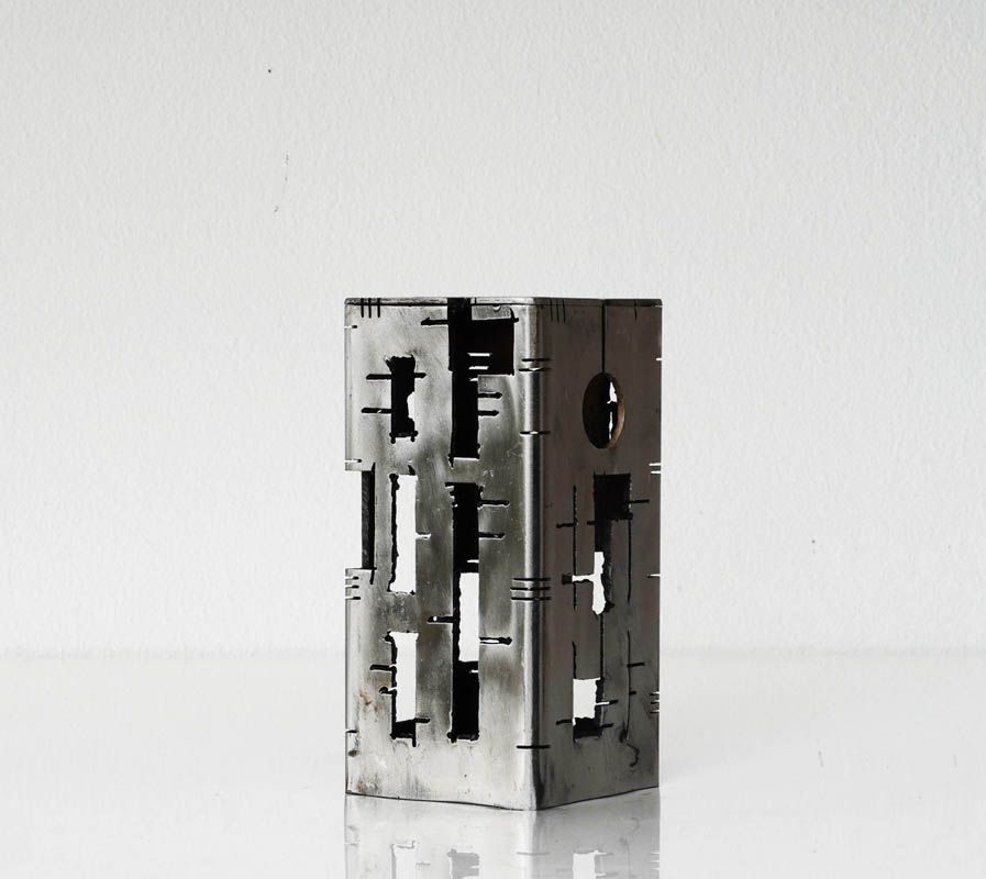 Sculpture de JEROME POUMES a pour titre  Building 28 style graphique dim : JEROME POUMESprix:450