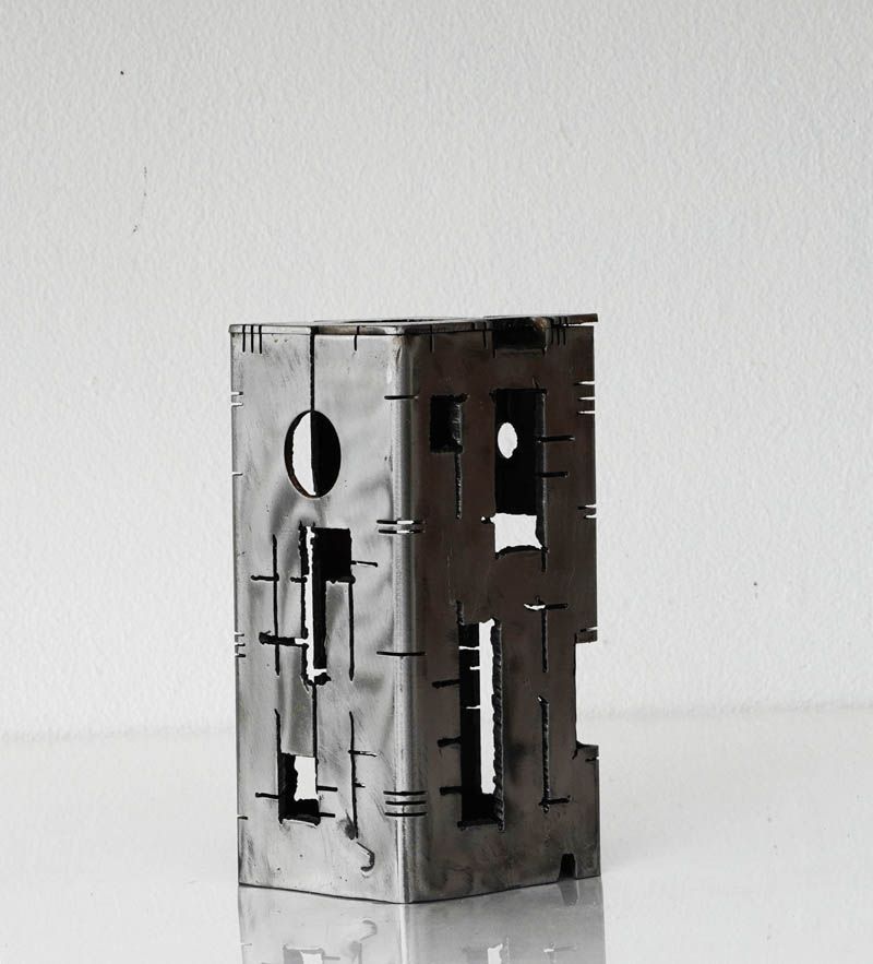 Sculpture de JEROME POUMES a pour titre  Building 28 style graphique dim : JEROME POUMESprix:450