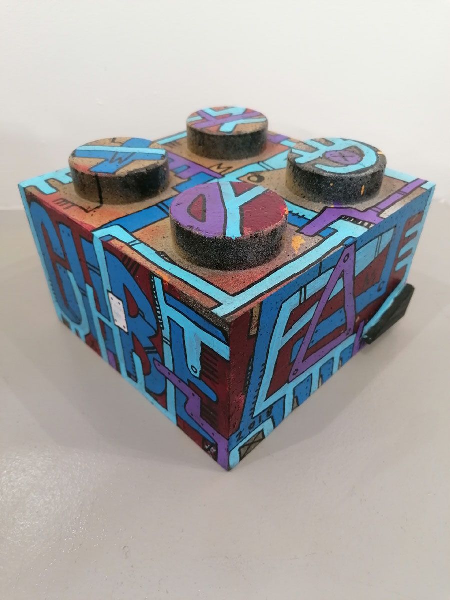 Sculpture de TAREK a pour titre  CUBE LEGO 1 style graphique dim : TAREKprix:90
