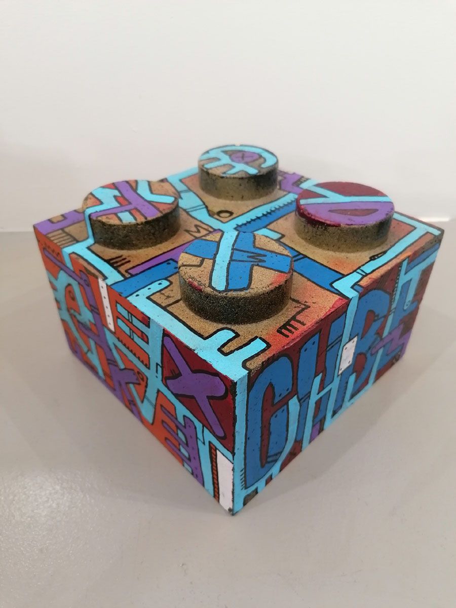Sculpture de TAREK a pour titre  CUBE LEGO 1 style graphique dim : TAREKprix:90