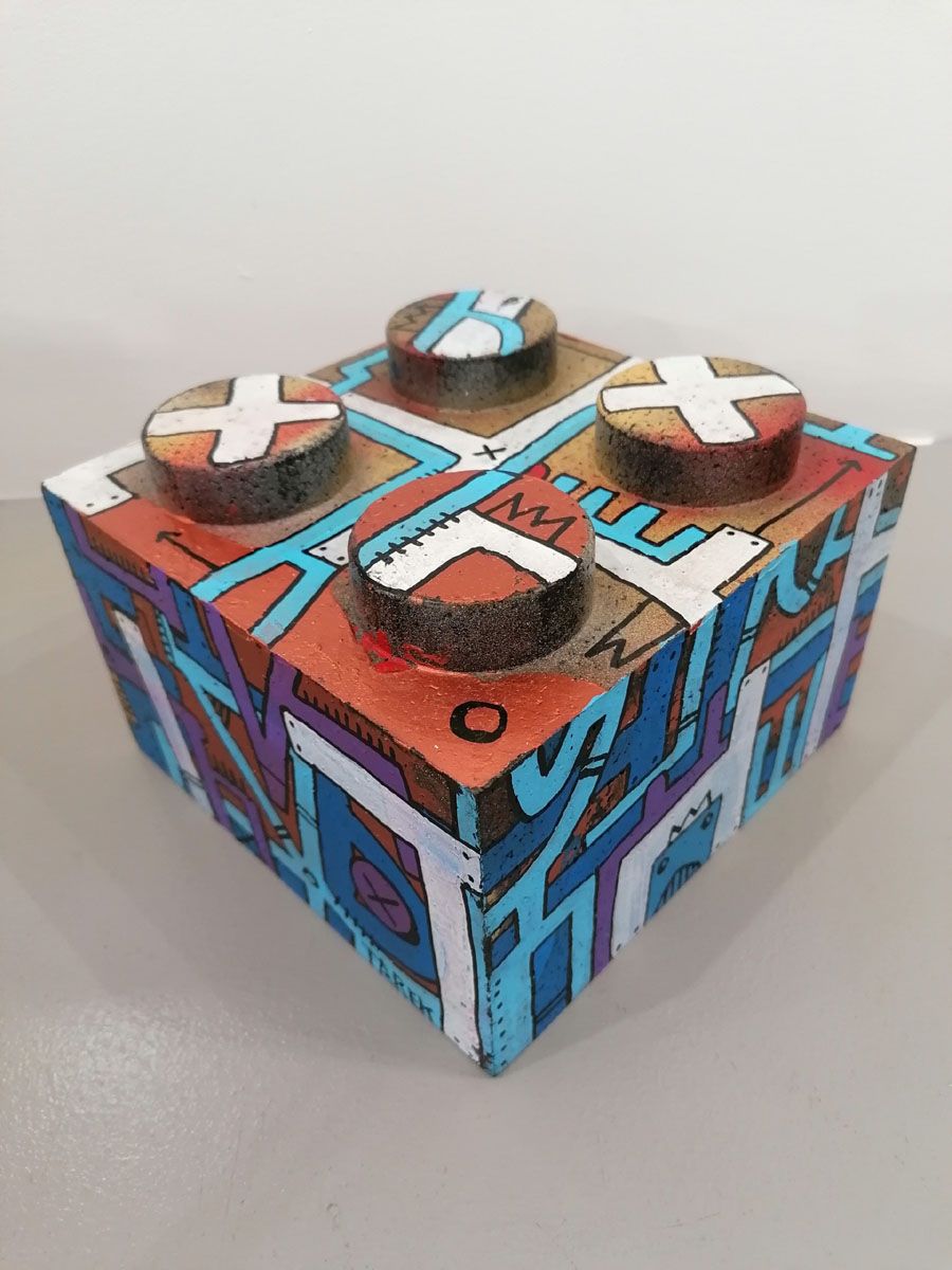 Sculpture de TAREK a pour titre  CUBE LEGO 3 style graphique dim : TAREKprix:90