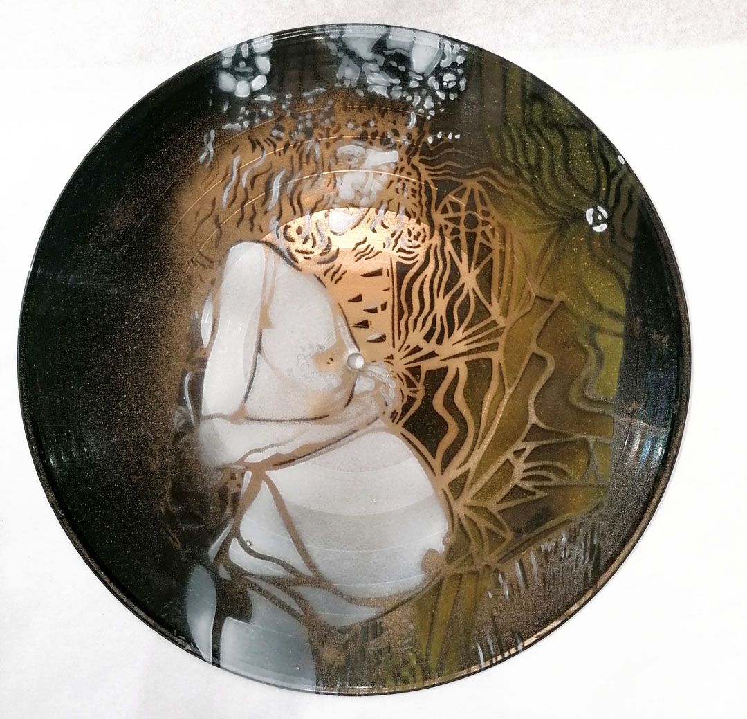 Sculpture de ARTISTE OUVRIER a pour titre  EXPECTING KLIMT style figuratif dim : ARTISTE OUVRIERprix:200