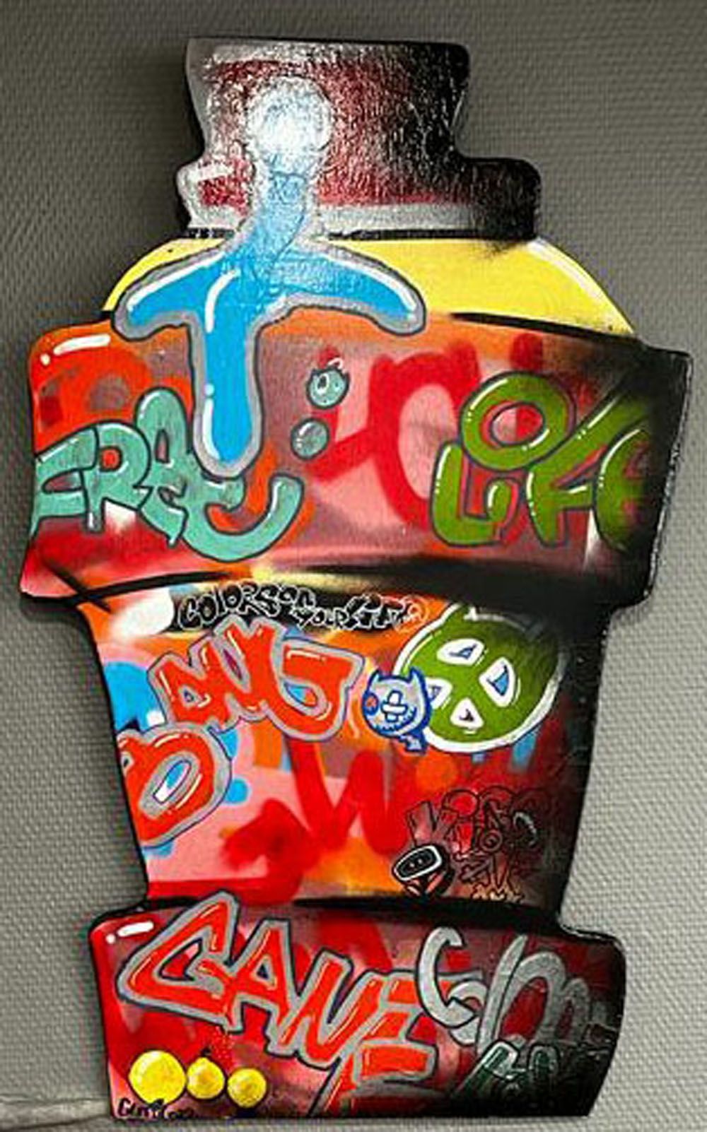 Sculpture de GUTI a pour titre  WOODIES 2 style graffiti, street art dim : GUTIprix:500